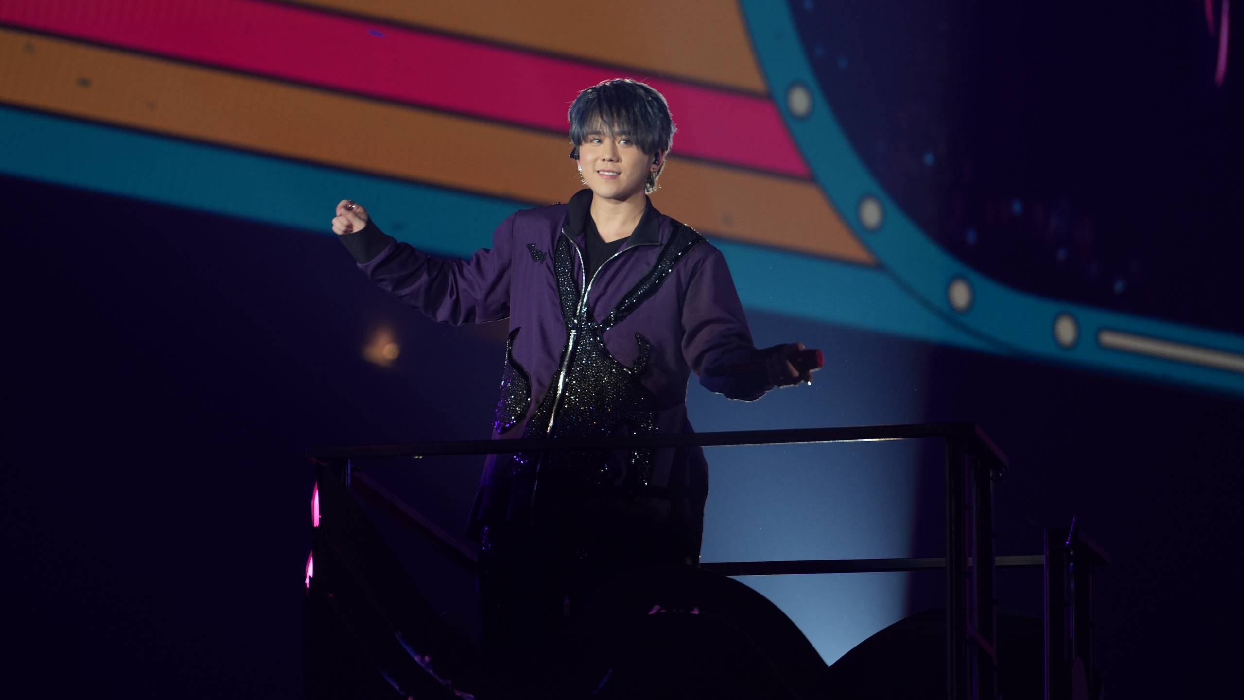 歌單 姜濤演唱會 Part 5 頭3首歌用吊臂於場內360度繞場一周。(圖片來源:東方新地)