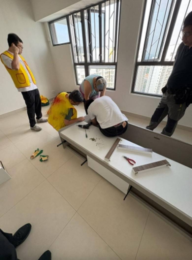 陳家樂 宏福苑火災 陳家樂親自落手落腳為災民砌床(圖片來源:Threads)