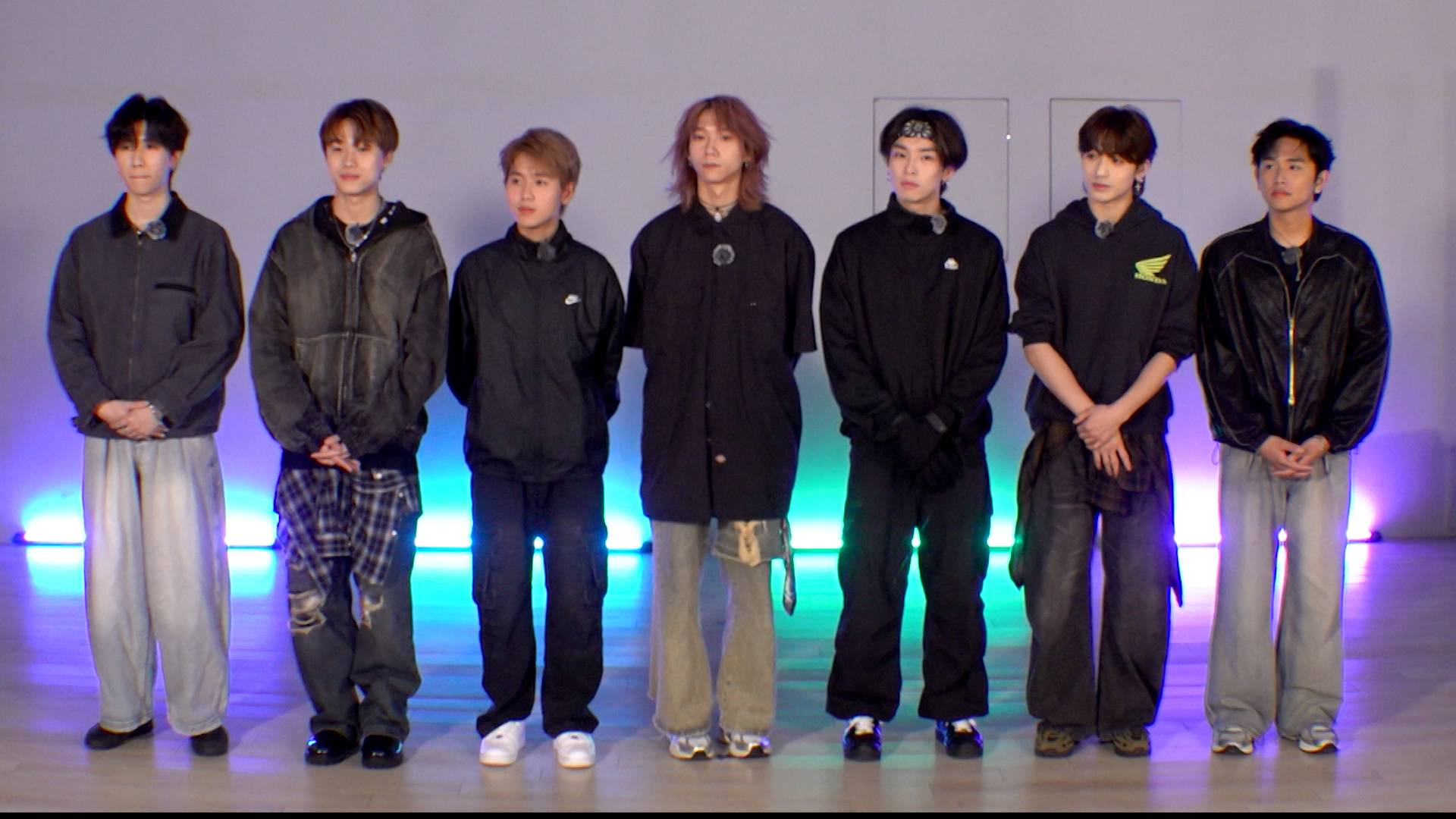 全民造星6 viutv 跳唱《GIMME GIMME》的成員包括:Kirs、Bosco Kwan、小雞、丘藍、Dave、三金以及Jacky Fan。(圖片來源:ViuTV)