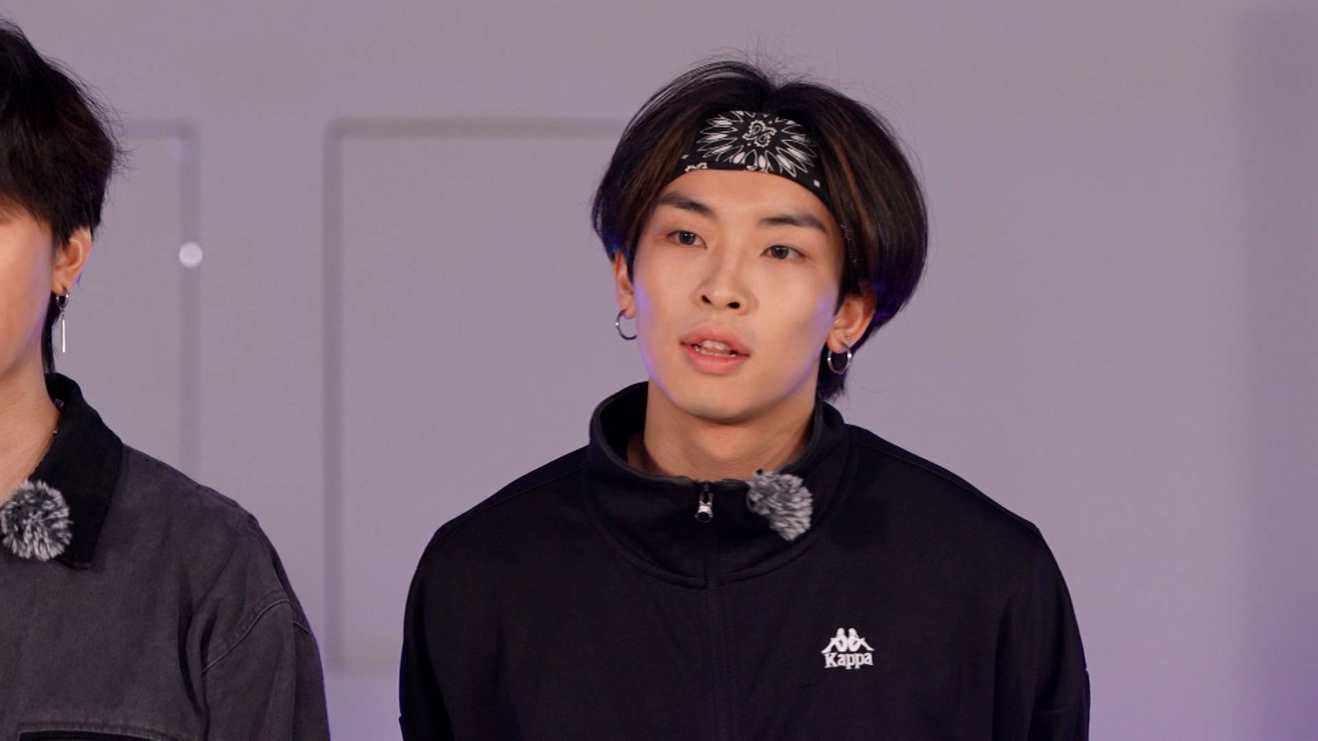 全民造星6 viutv 《GIMME GIMME》一組中的Dave被ALL (H) OURS成員稱讚跟觀眾的表情和連繫做得最好。(圖片來源:ViuTV)