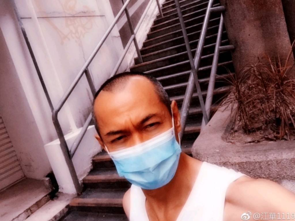 江華 尋秦記 2018年江華晒出自拍照,自爆出現「M字額」。(圖片來源:江華微博)