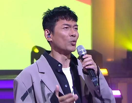 江華 尋秦記 江華2023年12月與太太和女兒一起出席《歡樂滿東華2023》表演。不過當時已經有大批網民指江華外貌與之前大有不同。(圖片來源:TVB)