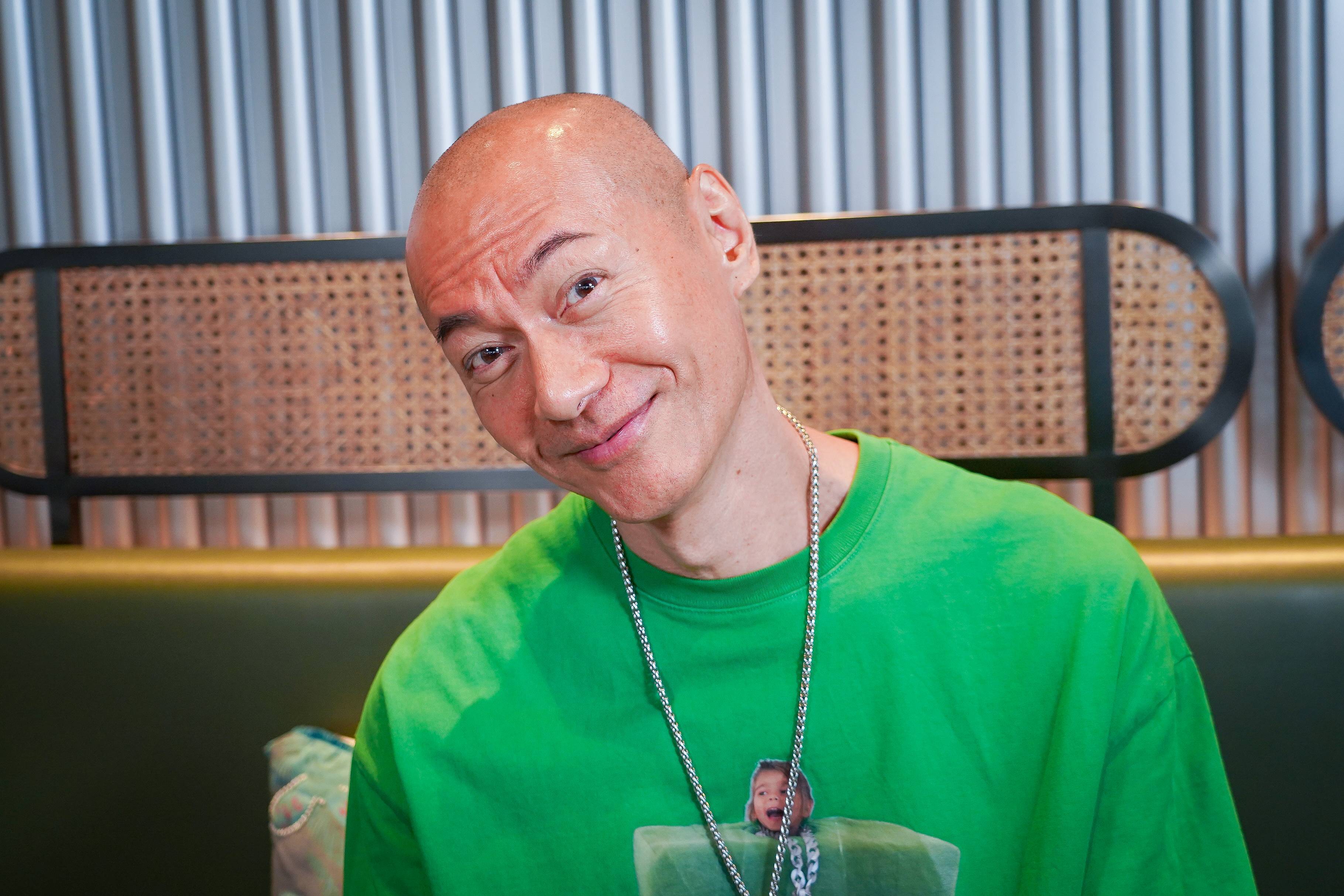 江華 尋秦記 有「翻版劉華」之稱的江華以往都經常戴帽,但近年已不介意直接以光頭造型示人,網民話想像如果劉華禿頭,應該就係咁樣。(圖片來源:馮凱宜攝)