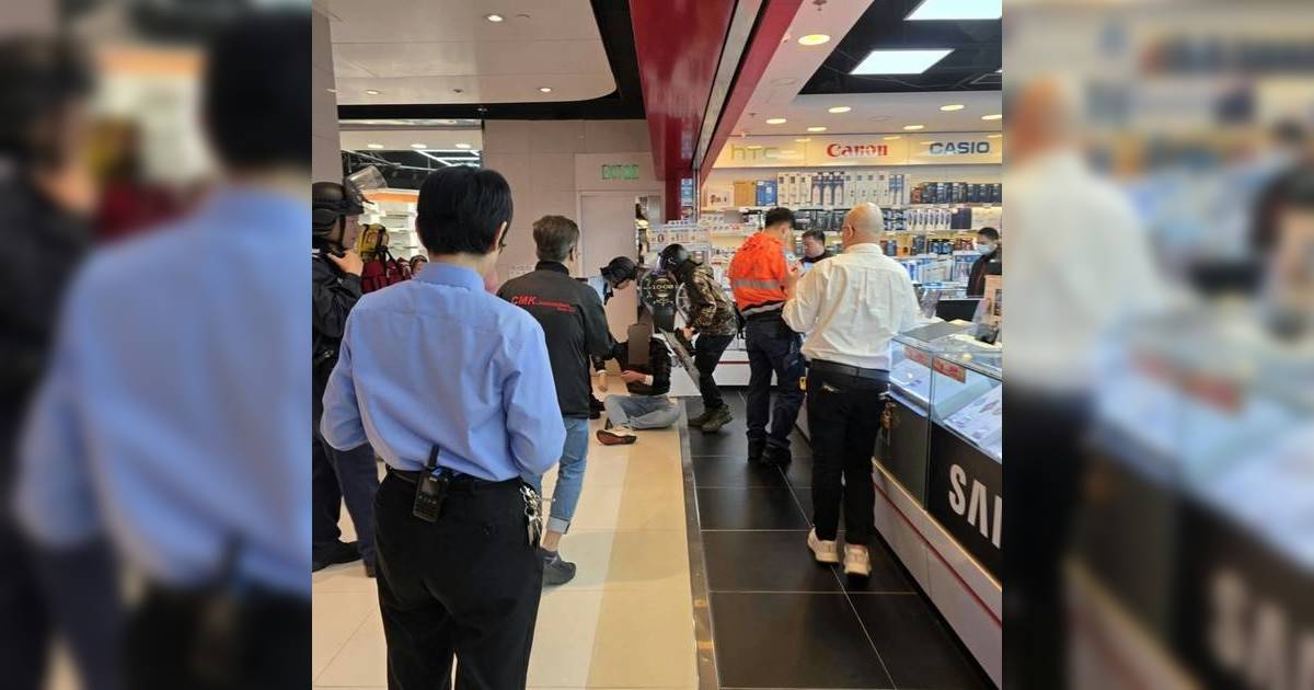 22歲仔商場激動咬人 警戴頭盔持盾牌到場 被咬傷店員處理做法獲網民大讚