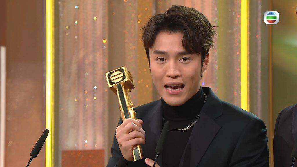 丁子朗 街頭攝影師 《萬千星輝頒獎典禮 2021》丁子朗獲得「飛躍進步男藝員」。(圖片來源:《萬千星輝頒獎典禮 2021》截圖)