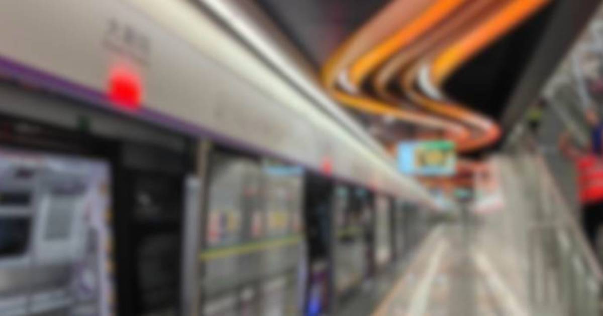 地鐵短裙妹遭男童踎地狂𥄫 姿勢極離譜 後續發展引網民擔憂