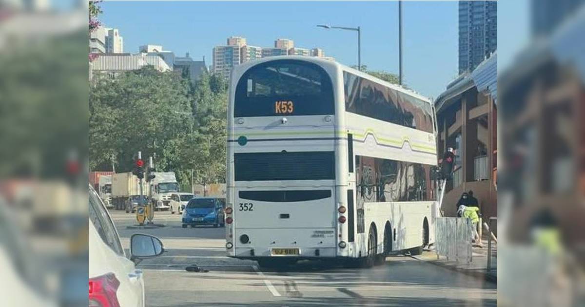 屯門雙層巴士校巴相撞 校巴車身凹陷 校巴司機保姆及學童送院