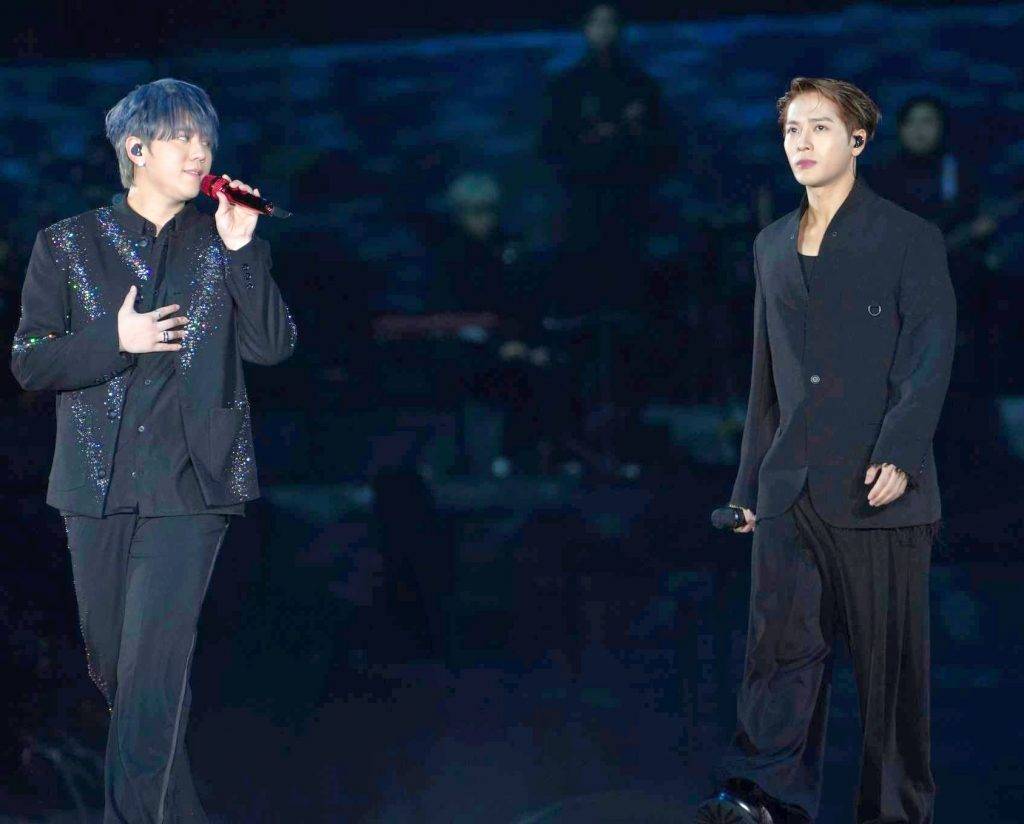 歌單 姜濤演唱會 姜濤頭場演唱會請來王嘉爾任嘉賓,姜濤在台公開訲白並說幾年前王嘉爾在IG DM他,給他好多鼓勵說話,王嘉爾則表示:「一齊渡過風風雨雨,高高低低嘅係愛你嘅人,同愛我嘅人,希望你哋可以長長久久。」 (圖片來源:東方新地)