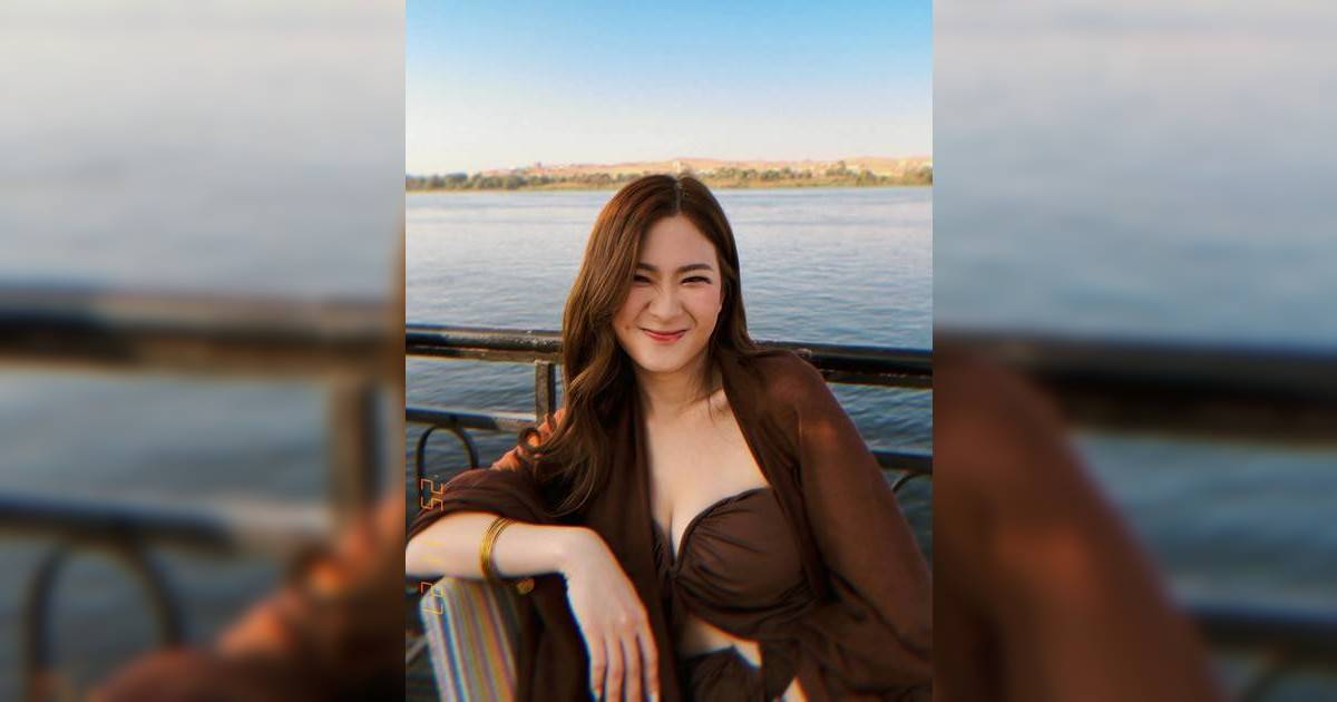 陳懿德埃及金字塔前興奮留影 與緋聞男友同行大晒事業線