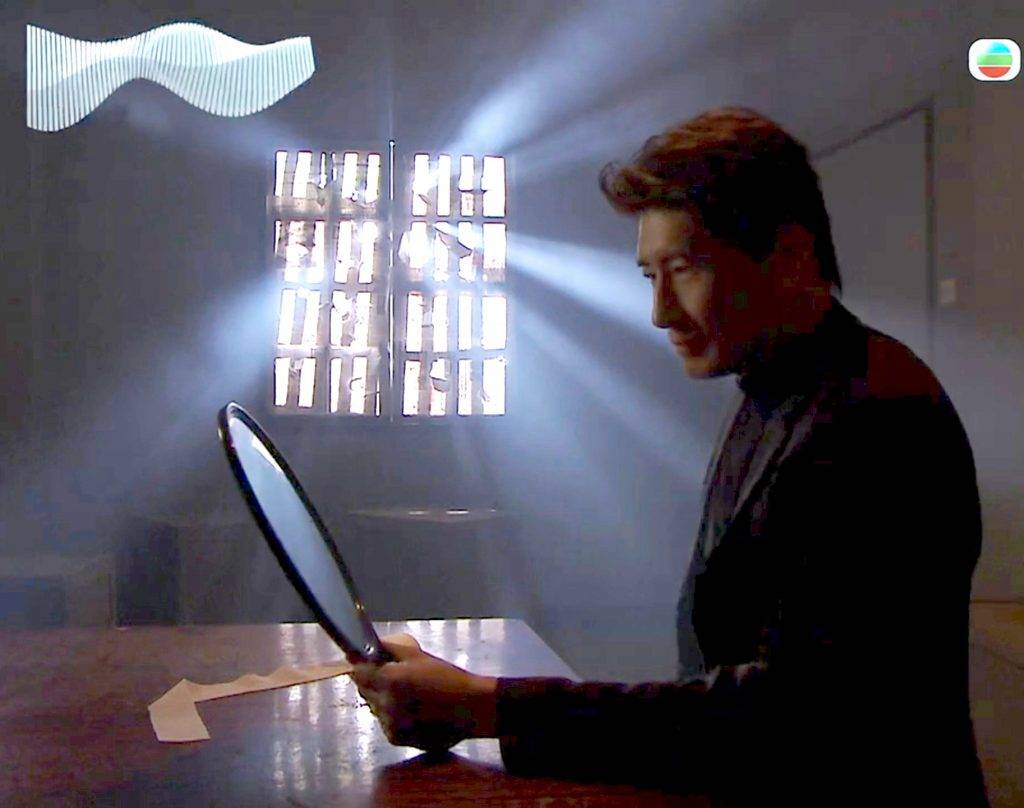 袁文傑 刑慧敏 12月19日《愛回家》劇情出現 「假潮偉」 : 特務學校的前校長Mr. Q決意要暗殺潮偉,以圖冒認他奪回自己失去的一切,並為此作出不少嘗試,卻不果。Mr. Q知悉「潮偉」將要出埠,並前赴一個非常偏遠的地方工作,圖謀趁機對付潮偉,但行動之前必須先找出潮偉的死穴,於是暗中展開查探工作。幾經波折,Mr. Q最終發現潮偉的弱點,打算以此對付他,詎料⋯⋯(圖片來源:TVB)