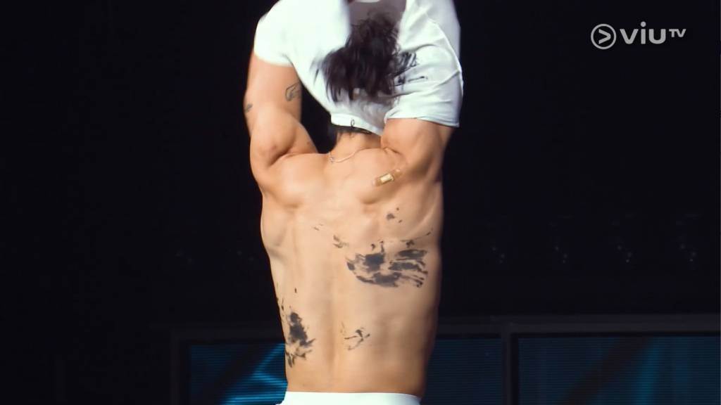 畢佬 在宣佈淘汰者之前,Serrini建議畢佬和DaiMa自由表演,畢佬即刻除衫!(圖片來源:ViuTV)