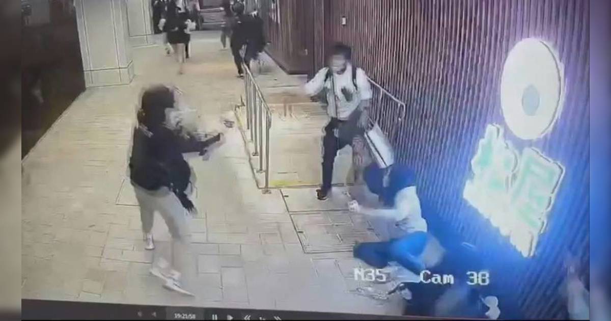 ​​屯門市廣場開槍案 天眼直擊生死關頭 持刀男按女子頭揮刀 人質死裡逃生經過曝光