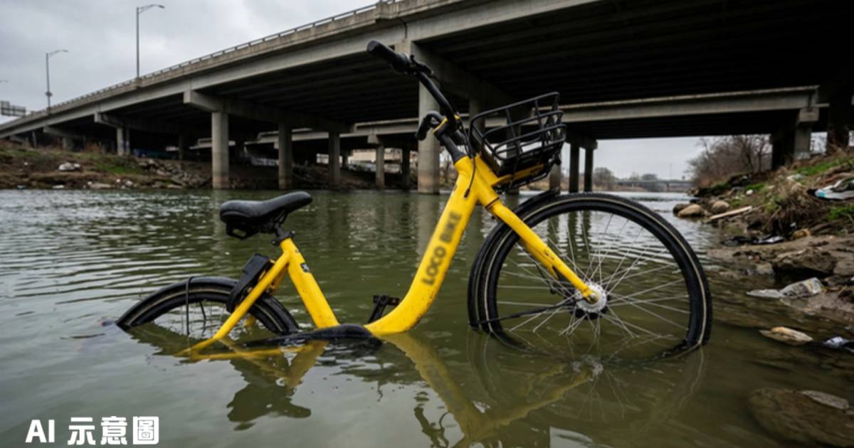 男子天橋拋共享單車落河 面露笑意拍片｜網民怒轟刑事毁壞