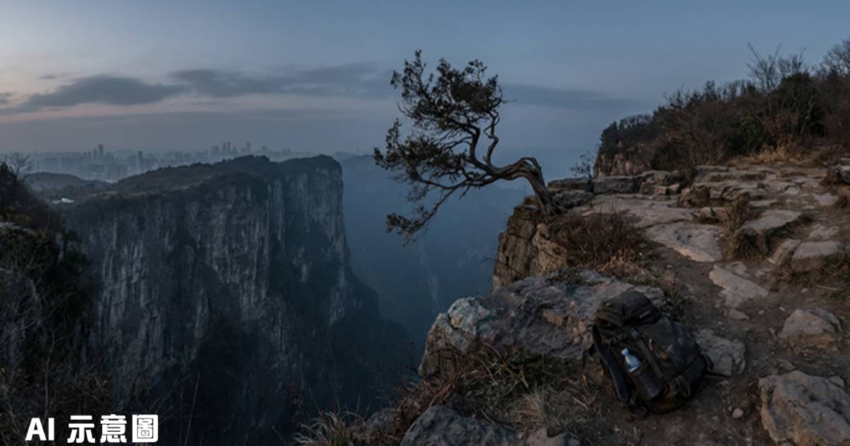 男子半裸懸崖樹上做掌上壓｜身下萬丈深淵畫面震撼