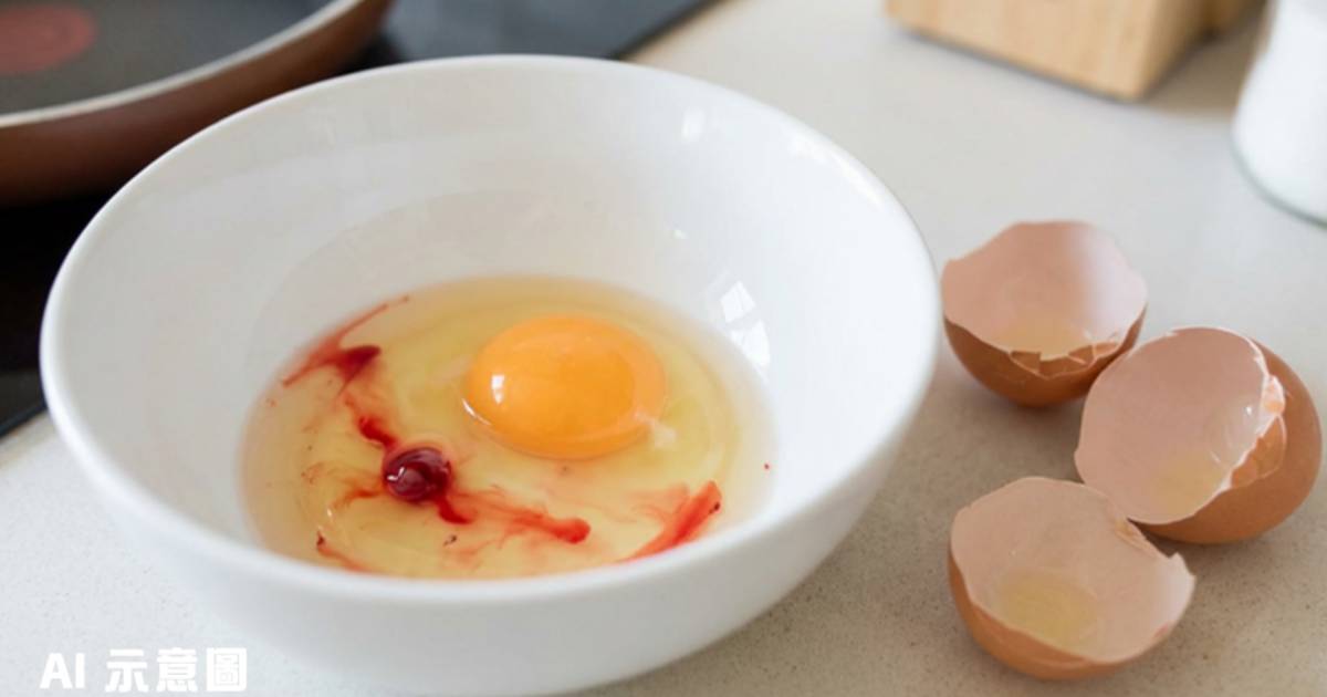 女網友煎蛋驚見血紅色｜專家揭1原因可照食 但1情況絕對不能吃