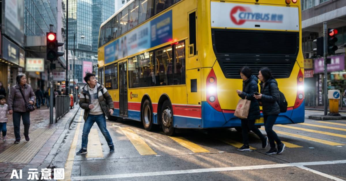 城巴8P紅燈倒車險撞行人｜司機一個動作嚇壞全網