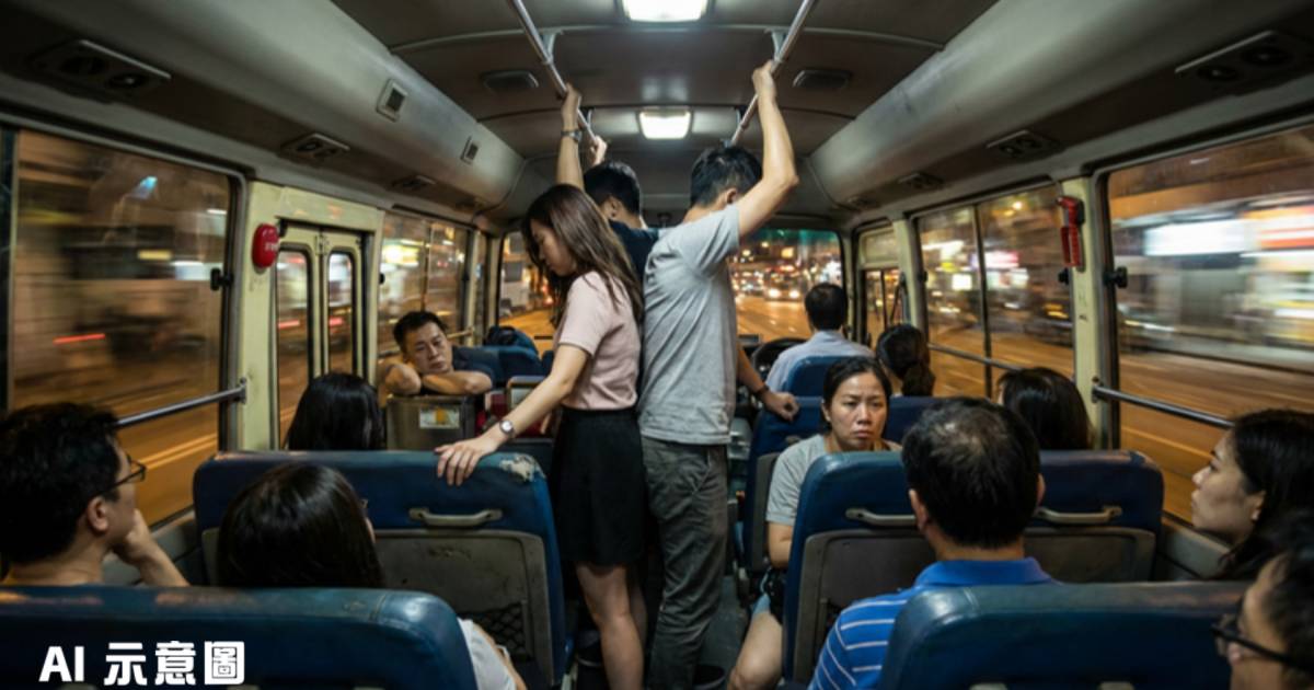 通宵小巴超載4人現企位｜女乘客斥黐線好危險　網民怒轟：無保險