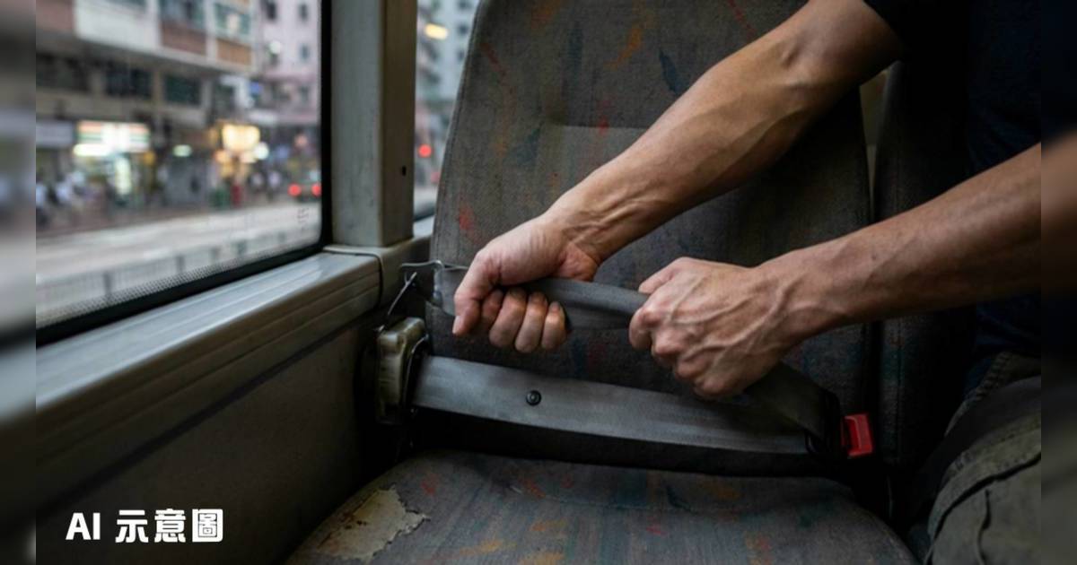 巴士安全帶新例首日即爆故障｜男乘客崩潰怒罵「掹都掹唔到」網民震驚