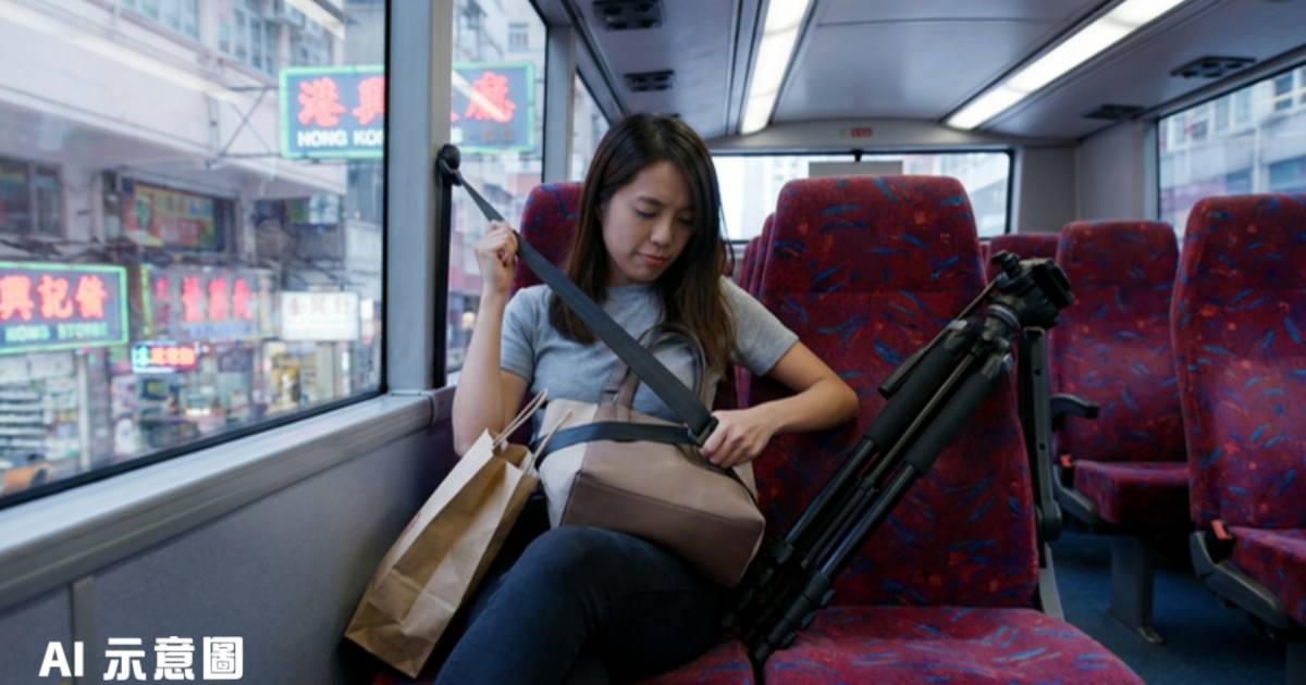 女生攜三件物品搭巴士扣安全帶「論盡」｜網民憂慮：企好過