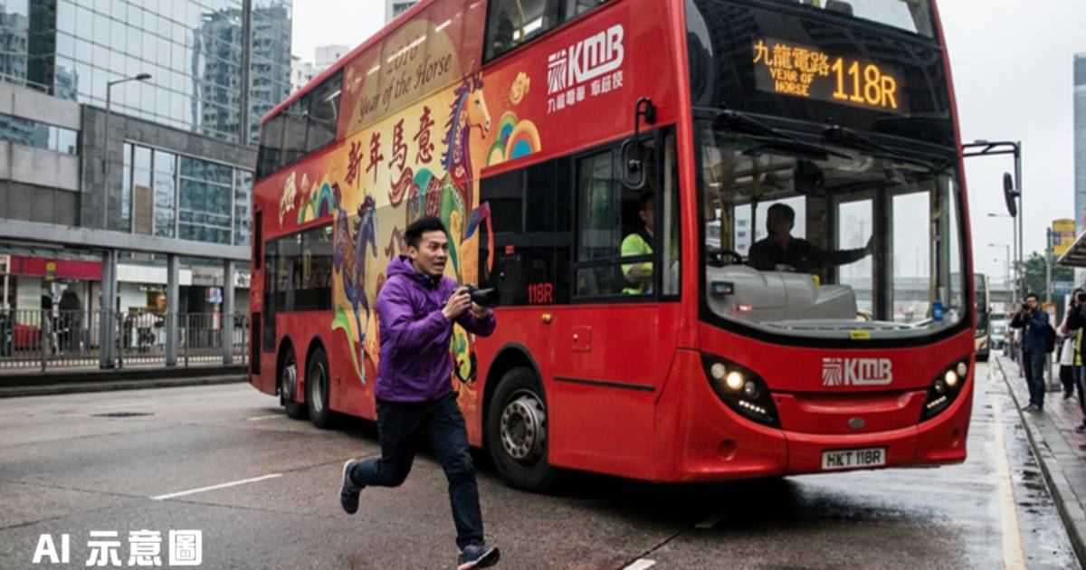 紅磡巴士迷衝出馬路影特別路線｜穿紫衣男子與巴士鬥快 車內乘客驚呼