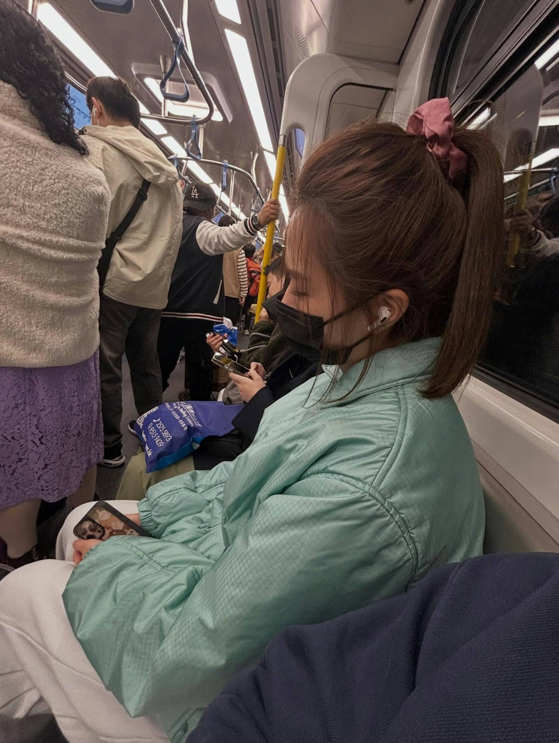 梁敏巧 東張女神 深圳地鐵偶遇梁敏巧瞌眼瞓(圖片來源:threads)