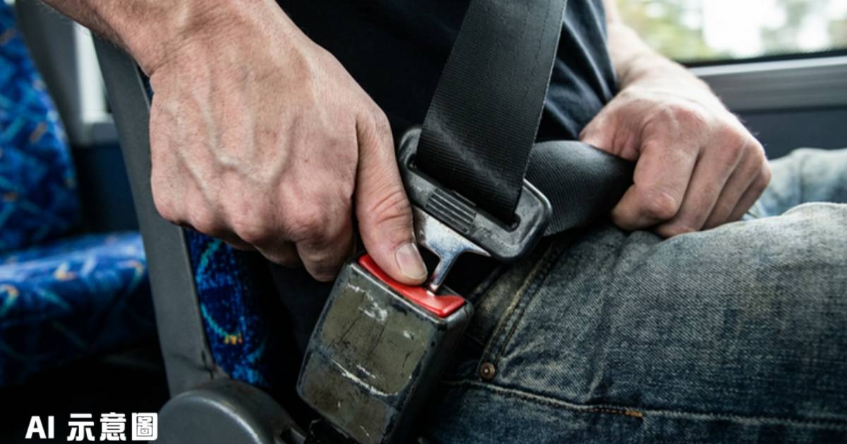 巴士安全帶扣卡住拔不出｜乘客用蠻力脫困 網民驚：解唔返出嚟仲恐怖