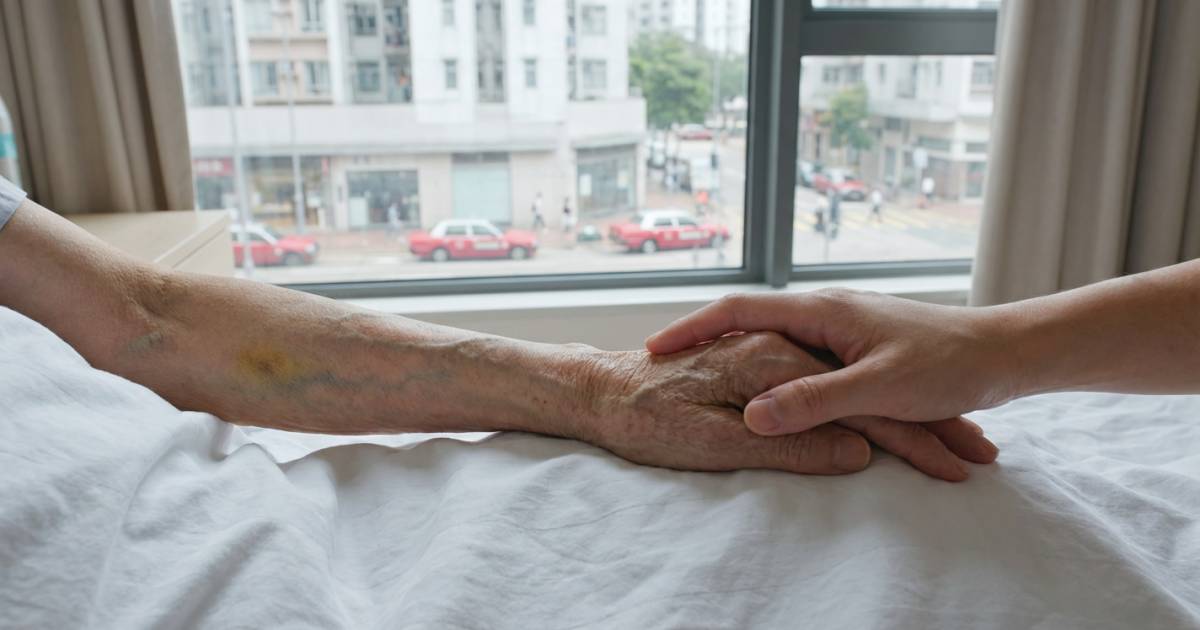 66歲智障漢全身佈滿神秘瘀傷｜右臂驚見13個指印 家屬質疑另有內情？