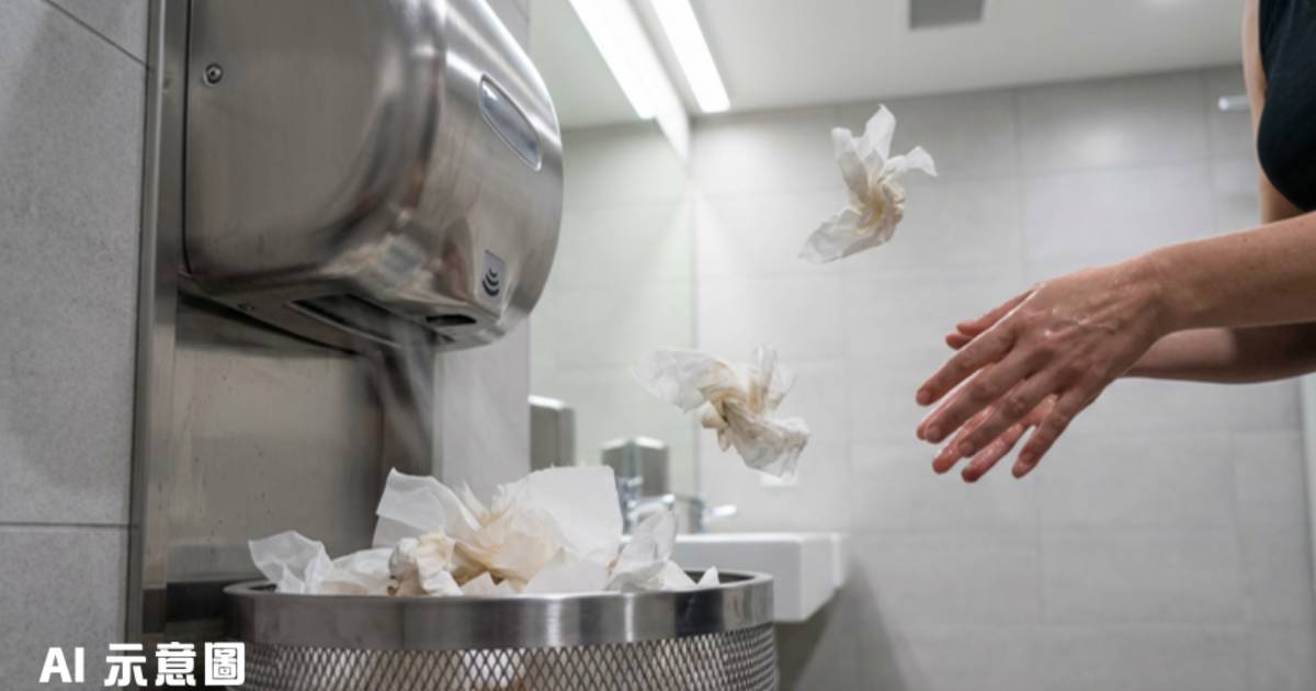 港女生用乾手機驚見恐怖一幕｜廁紙四處亂舞 網民震驚：好噁心