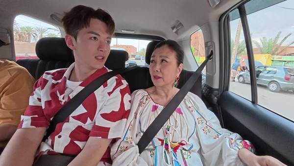 何沛珈 阮浩棕 至於阮浩棕去年則主力拍攝旅遊節目,早前與汪明荃合作的《帶阿姐看世界》播出時,更在節目中即場被「逼供」感情狀況!(圖片來源:TVB)