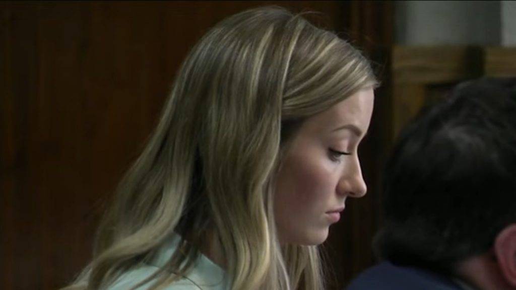 最新時事速遞 美國教育醜聞 McKenna Kindred最終在2024年3月被捕,並在法庭上承認犯下1級性行為不當罪。雖然她沒有被判入獄,但被判處2年緩刑並罰款700美元(約5,465港元),同時必須登記為性犯罪者10年,3個月後她與丈夫一同搬離華盛頓州,麥肯娜也被迫繳回教師執照。(圖片來源:4 News Now)