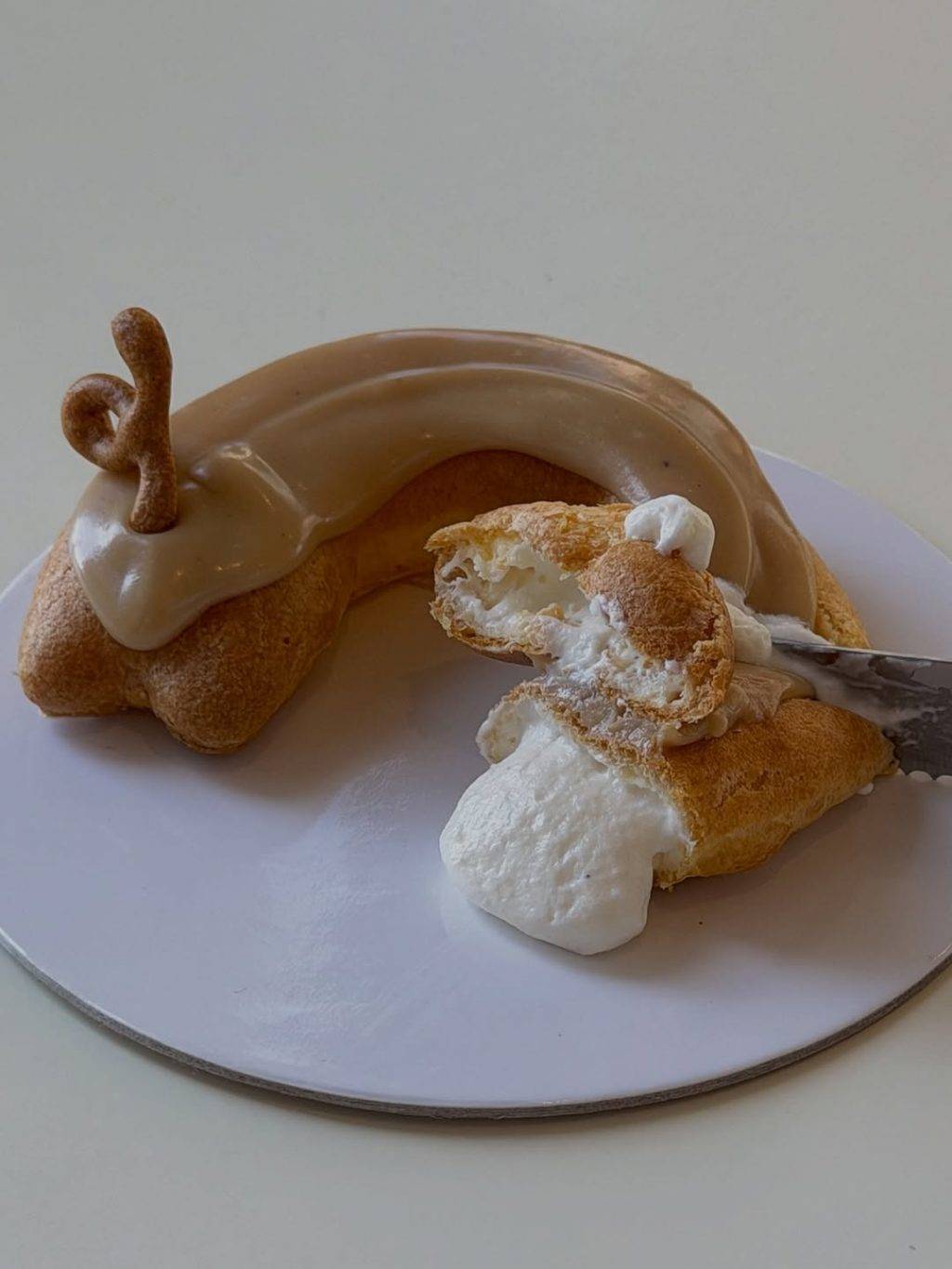 Cafe 曼谷 泡芙臘腸狗 (圖片來源:IG@wlmlbkk)