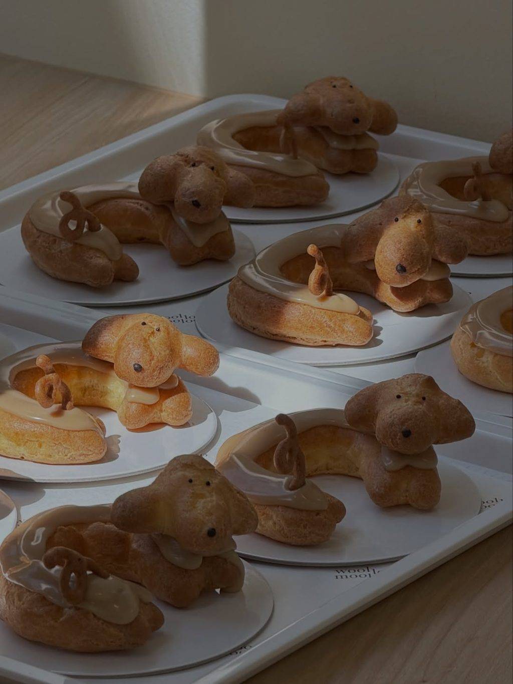 Cafe 曼谷 泡芙臘腸狗 (圖片來源:IG@wlmlbkk)