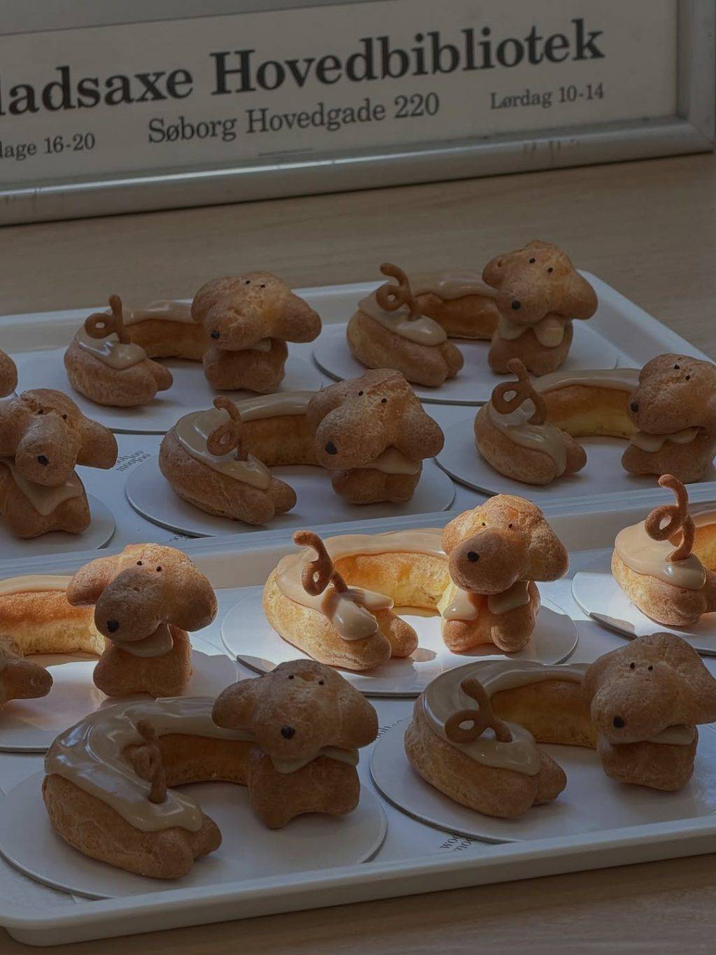 Cafe 曼谷 泡芙臘腸狗 (圖片來源:IG@wlmlbkk)