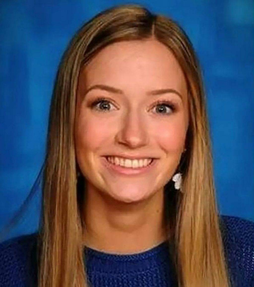 最新時事速遞 美國教育醜聞 McKenna Kindred趁著丈夫外出打獵的機會,邀請這名男學生到家中。男學生在晚間6時30分至7時之間抵達麥肯娜的住所,兩人在沙發上發生性關係。之後兩人更進到臥室繼續親密行為,一直持續到當晚10時,整個過程長達約3.5小時。(圖片來源:網上圖片)