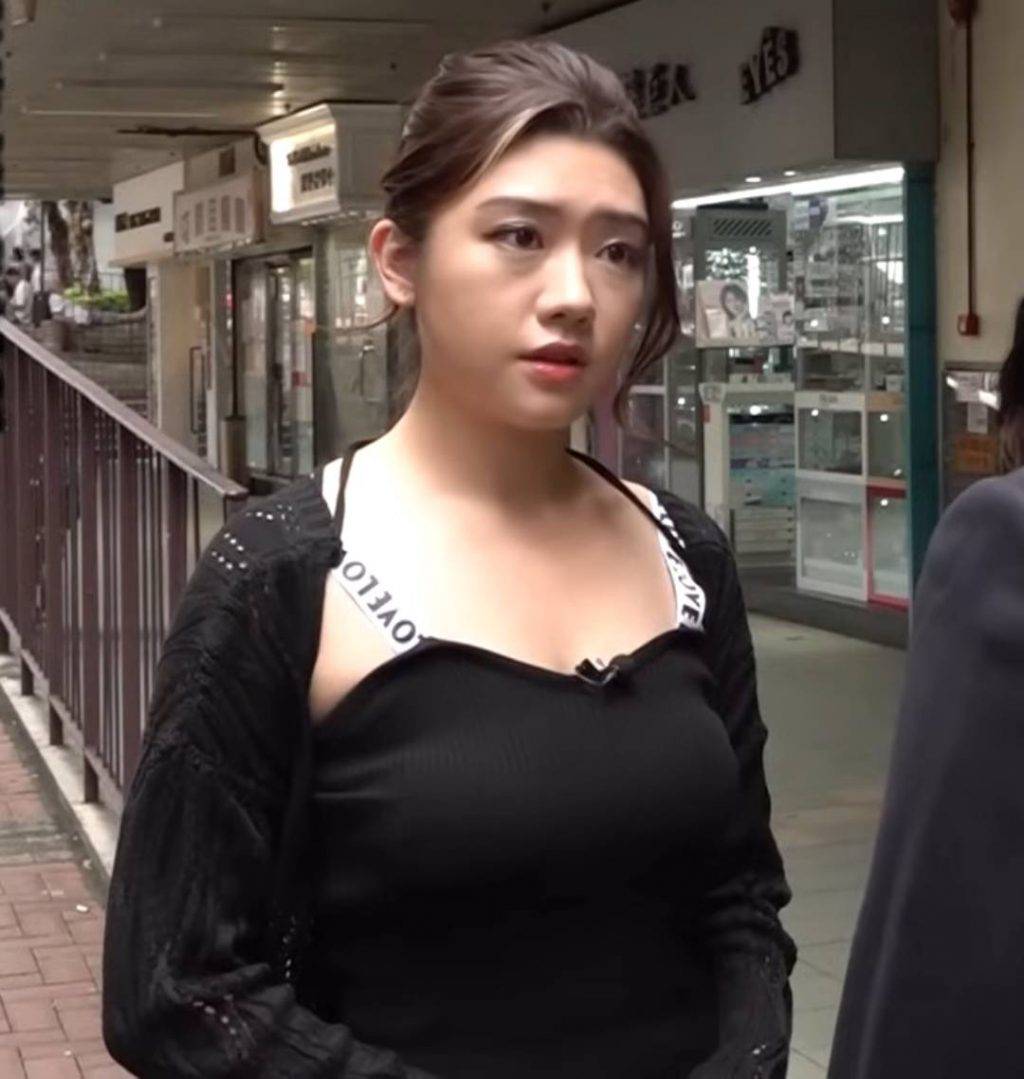 東張西望 廖倬竩 按摩 碰瓷 廖倬竩曾以小背心造型闖入有鼠患問題的商場進行報道,極速引起網民關注。(圖片來源:TVB)