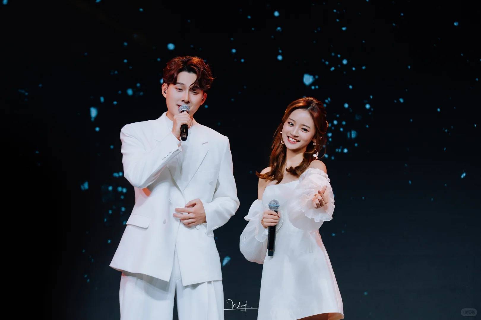 葉蒨文 曾展望 羅毓儀林俊其都身穿全白服裝登場!(圖片來源:小紅書@舞台摄影win神)