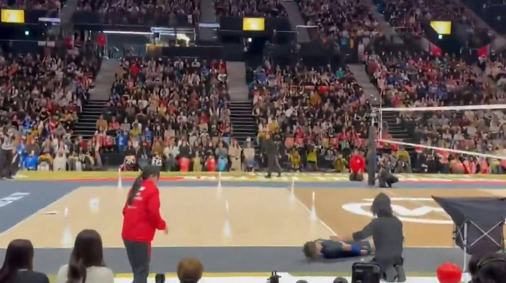 西田有志 日本男排 反應神速展現完美道歉(圖片來源:X@BillyM2k)