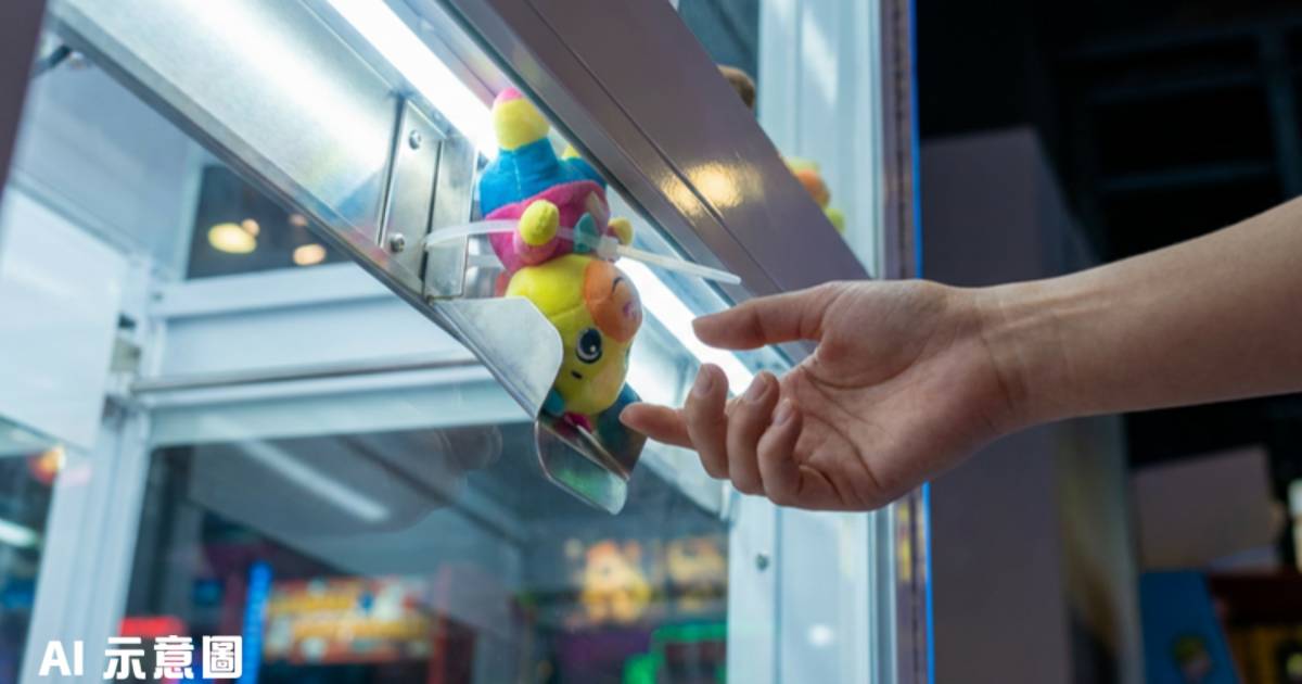 女子帶工具伸手夾公仔機取貨｜台主公審盜竊惹爭議