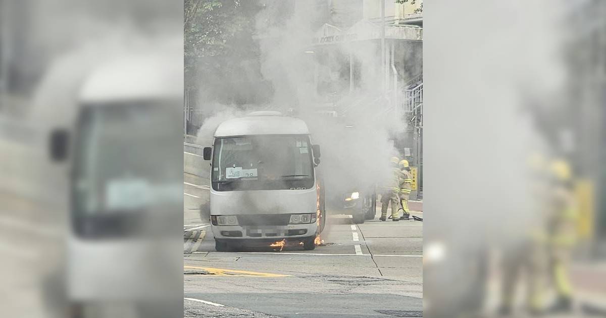 校巴行駛中突起火濃煙直冒 部分行車線曾封閉 附消防初步調查