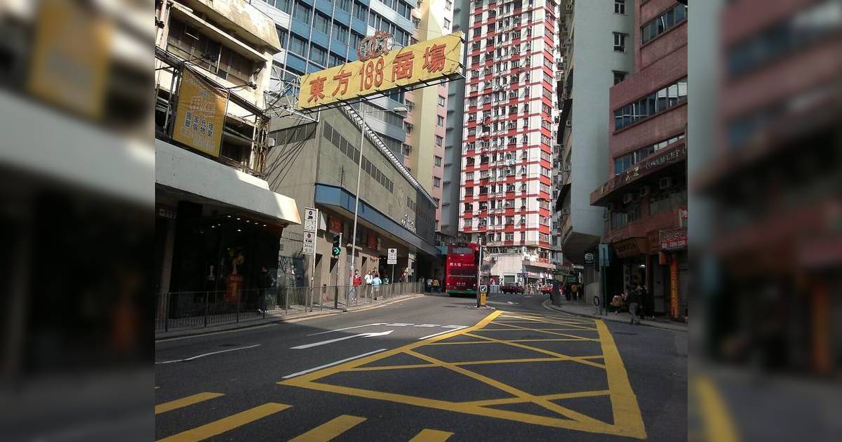 灣仔9歲男童遭私家車撞再撼巴士 倒臥馬路中央 兩名司機在場助查 附詳細經過