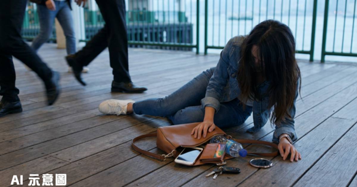 天星碼頭長髮女跌倒散落一地｜途人冷漠直過無人扶 網民質疑擺拍