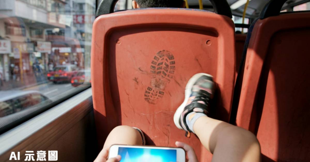 城巴男童狂踢椅背玩手機聲浪過大｜乘客忍無可忍拍片公審 網民怒斥無家教