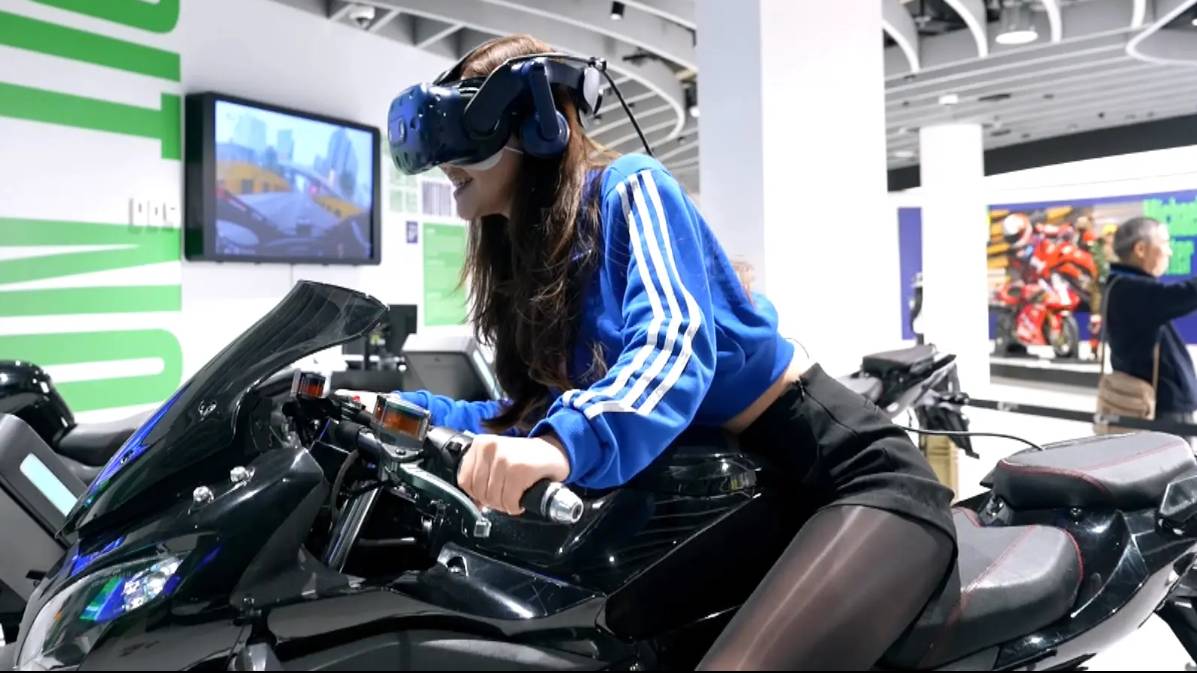 廖倬竩 東張西望 廖倬竩以黑絲造型在澳門大賽車博物館體驗VR電單車遊戲。(圖片來源:TVB)