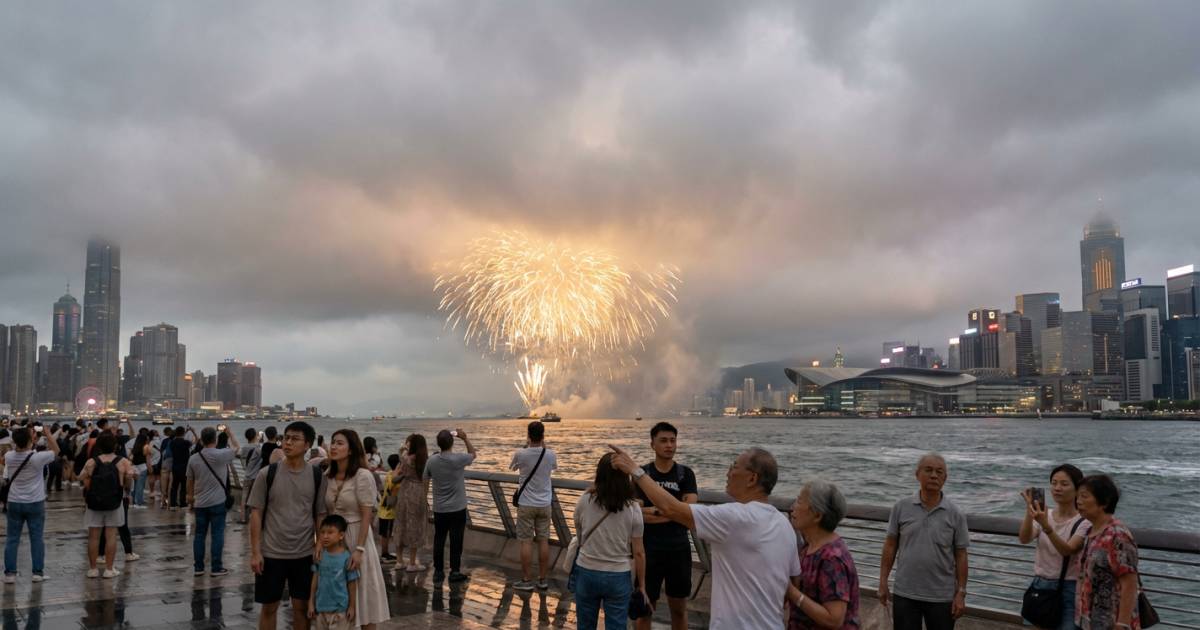 年初二煙花匯演殺到｜厚雲帶突襲維港：天文台預測暗藏變數？