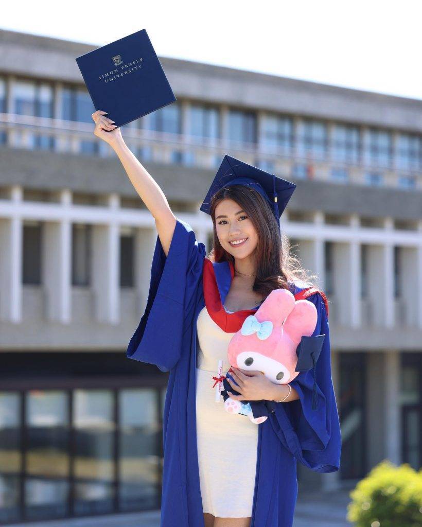 鍾翠詩 港姐 在溫哥華西門菲沙大學畢業。(圖片來源:IG@_tracychung)