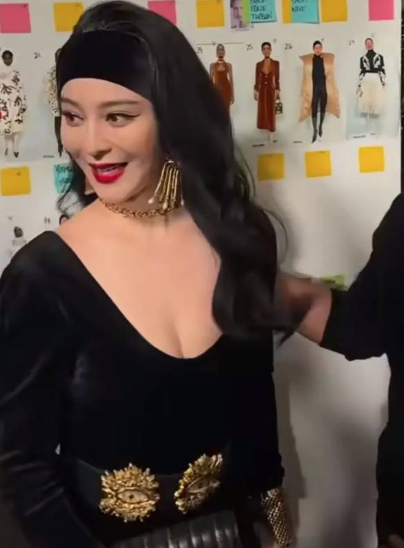 范冰冰 紅寶石 范冰冰以弟低胸性感造型登場大騷事業線。(圖片來源:小紅書截圖)