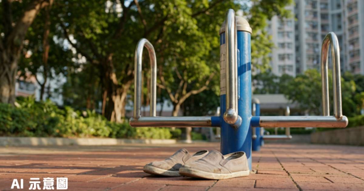 屯門大媽脫鞋踩運動設施扶手狂磨腳｜男街坊怒公審：網民震驚