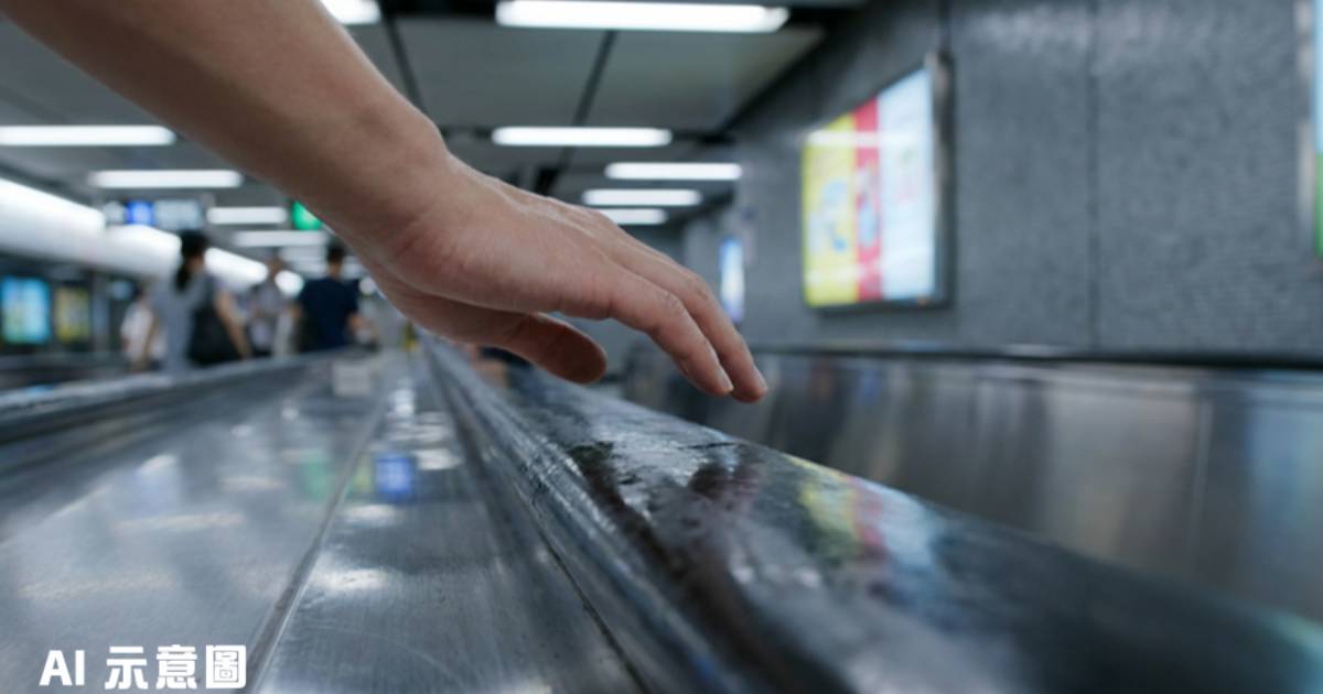 鑽石山港鐵站扶手電梯驚現神秘污跡｜男子觸摸後細看真相「勁核突」網民怒轟