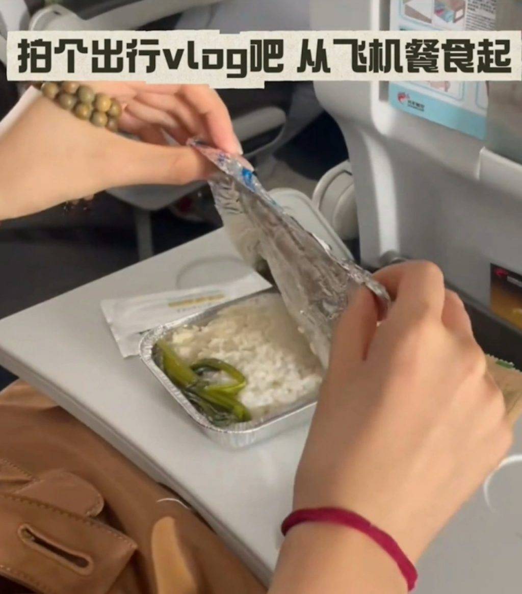 最新時事速遞 飛機餐爭議 片主戴頭盔表示:「大家誤會了,我發的時候評論就有解釋」(圖片來源:網上圖片)