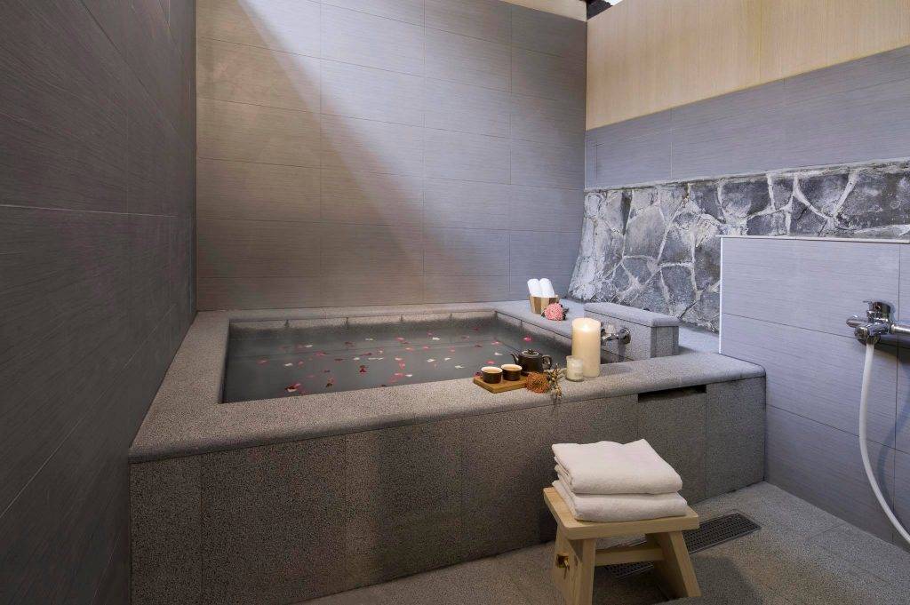 最新時事速遞 台灣新聞 警方起先以為是情侶相約泡湯期間出意外,追查後才發現,原來是在該處任職的46歲李姓男子,安排郭姓女友到自家湯屋,但他因為要在停車場工作,於是讓女方獨自泡湯。男子叮嚀其他員工幫忙照看女友,不久後員工發現叫喚女子沒反應趕忙告訴李氏,男子進湯屋查看女友時,疑因心臟病發,倒地昏迷,兩人最終雙雙喪命。(圖片來源:有關機構)